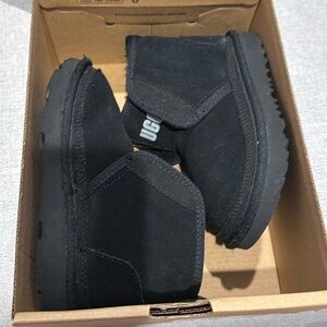 black used Ugg T Neumel ez-fit boots size 9 toddler.